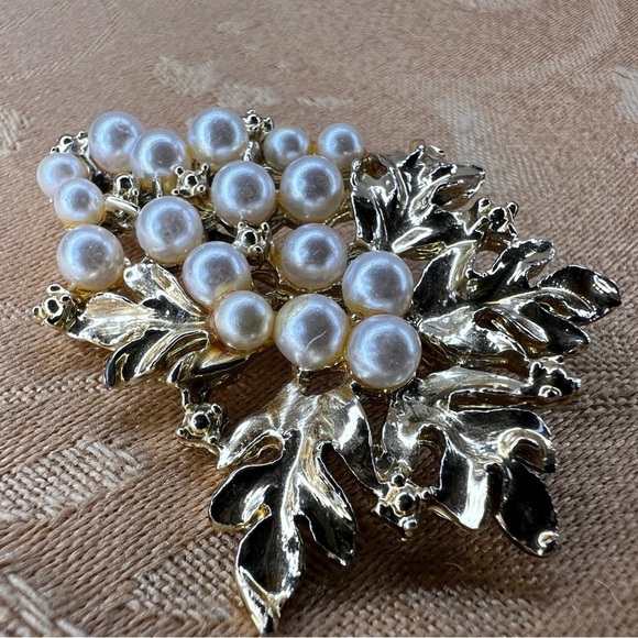 GOLD VINTAGE FAUX PEARL BROOCH RETRO GLAM EVENT WEDDING - Picture 6 of 6